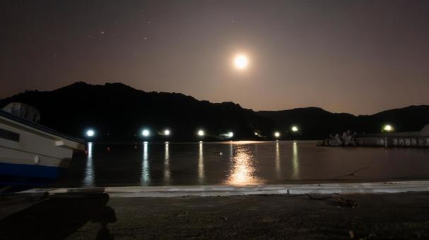 月光が描く、海の静かな道 月光が描く、海の静かな道 月,海,輝きの写真素材