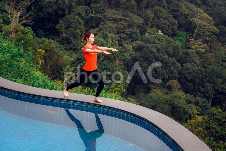 自然の中のプールのヘリでヨガをする女性30 ストレッチ,ヨガ,女性の写真素材