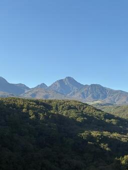 山の重なりと広がる空 山,自然,風景の写真素材