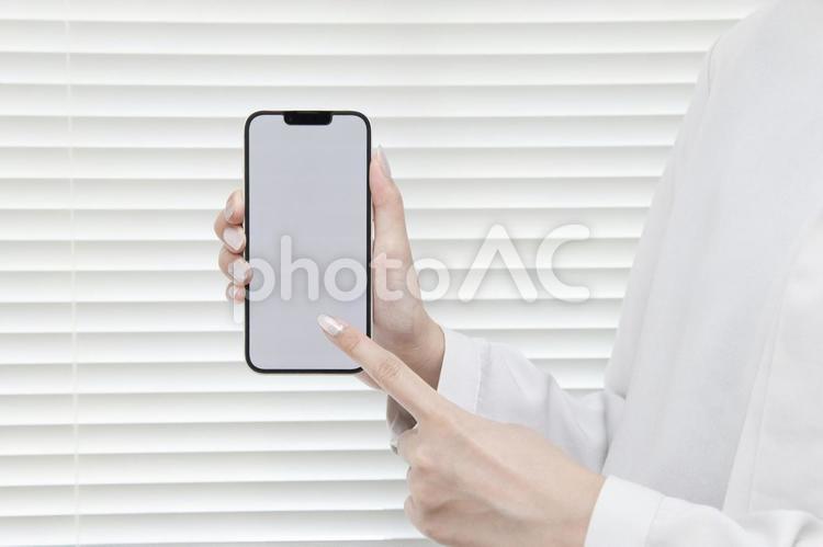 スマートフォンを指差す ビジネス,スマホ,スマートフォンの写真素材