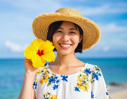 夏旅の彼女・夏空と黄色いハイビスカス 夏旅の彼女・夏空と黄色いハイビスカスの写真