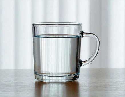 水が入った透明なガラスのコップ2 カップ,グラス,水の写真素材