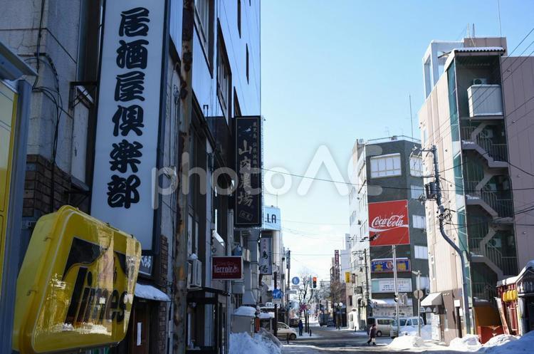 北見市　飲み屋街 冬,朝,ビルの写真素材