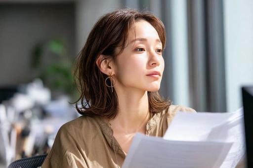 資料を読むビジネス女性 資料を読むビジネス女性の写真
