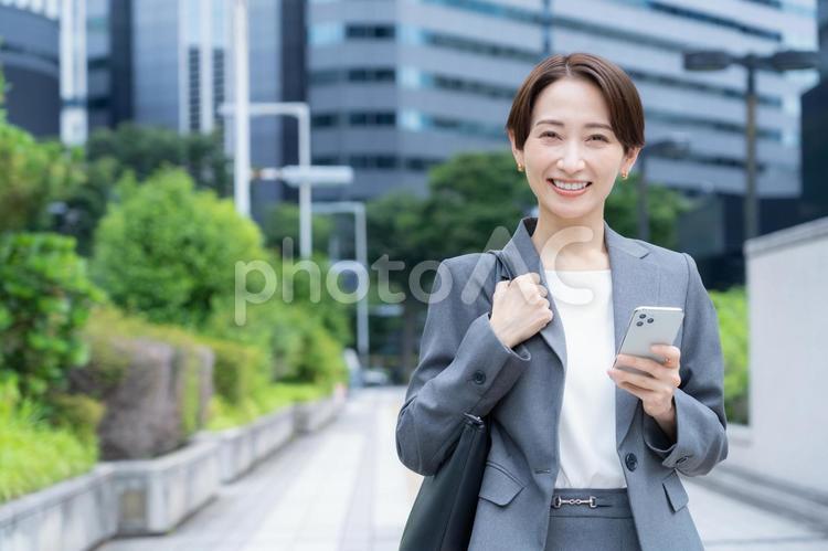 オフィス街で働くミドルのビジネスウーマン ビジネス,女性,通勤の写真素材