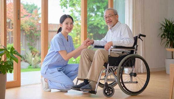 車椅子に乗った高齢男性と女性介護士 車椅子に乗った高齢男性と女性介護士の写真