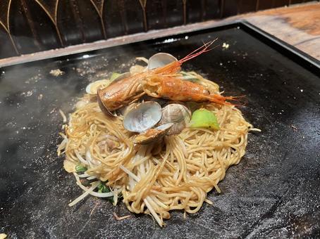 熱々の海鮮焼きそば 熱々の海鮮焼きそば もんじゃ焼き,ランチ,晩ご飯の写真素材