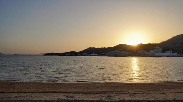 エンジェルロードの夕陽 エンジェルロード,海辺,砂浜の写真素材