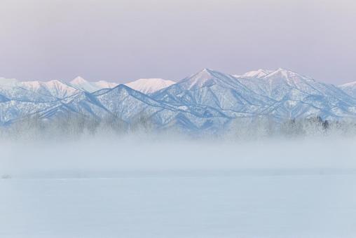 気嵐と日高山脈 気嵐と日高山脈 冬の日高山脈,日高山脈,山の写真素材