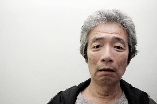 悩むシニア男性 悩むシニア男性の写真