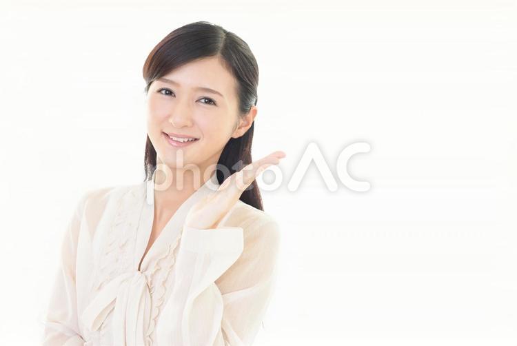 案内する笑顔の女性 女性,ビジネスウーマン,仕事の写真素材
