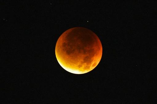 赤く輝く皆既月食の満月 赤く輝く皆既月食の満月の写真