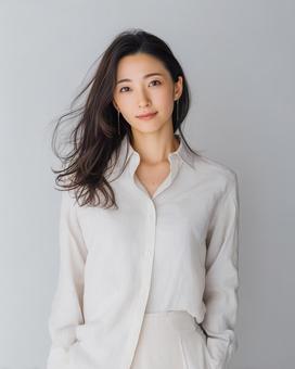 春/秋ファッション 白シャツの女性 春/秋ファッション 白シャツの女性の写真