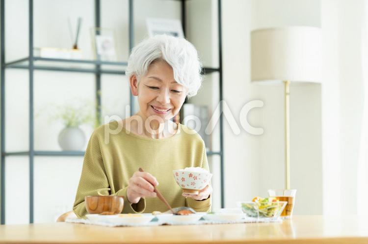 朝食を食べるシニアの女性 朝食,食事,シニアの写真素材