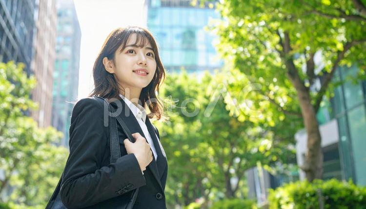 オフィス街とビジネス女性 オフィス街,ビジネス,女性の写真素材