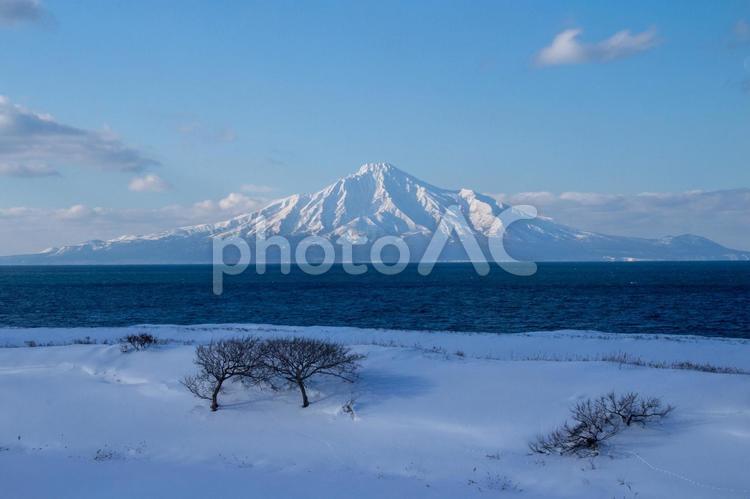 くっきりと姿を見せる冬の利尻岳 利尻岳,冬,冬山の写真素材