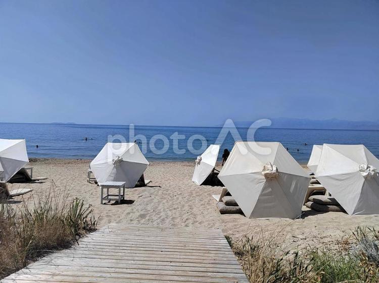 白いパラソルがかわいいギリシャのビーチ ビーチ,白いパラソル,海水浴の写真素材