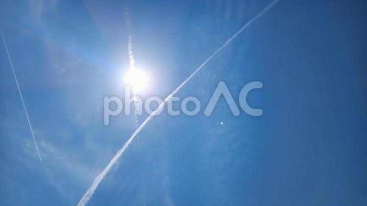 太陽と空と飛行機雲 太陽,空,飛行機雲の写真素材