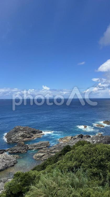 青空と水平線（海岸、タテ） 青空,空,雲の写真素材
