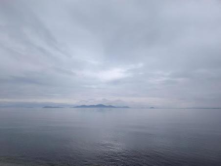 曇り空の湖 曇り空の湖の写真