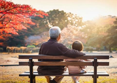 仲の良いおじいちゃんと孫 仲の良いおじいちゃんと孫の写真