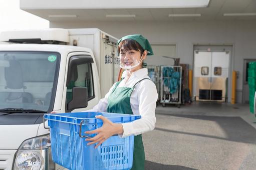 納品に来た業者の受け入れをするスタッフ 納品に来た業者の受け入れをするスタッフ スーパー,スーパーマーケット,バックヤードの写真素材