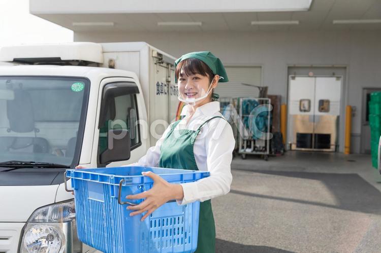 納品に来た業者の受け入れをするスタッフ スーパー,スーパーマーケット,バックヤードの写真素材