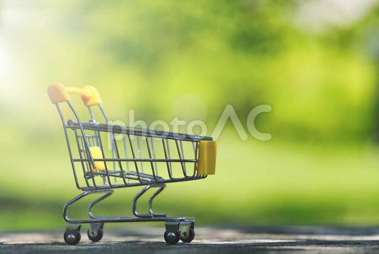 ショッピングカートと緑ぼかし背景 ショッピングカート,買い物,スーパーの写真素材