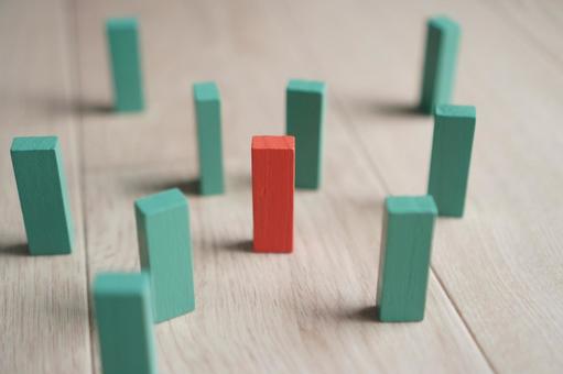 一つだけ色が違う積み木 仲間外れ,孤独,疎外感の写真素材