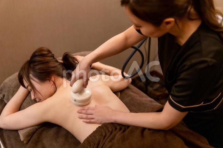 エステサロンで施術を受ける女性（背中・キャビテーション） エステ,エステサロン,キャビテーションの写真素材