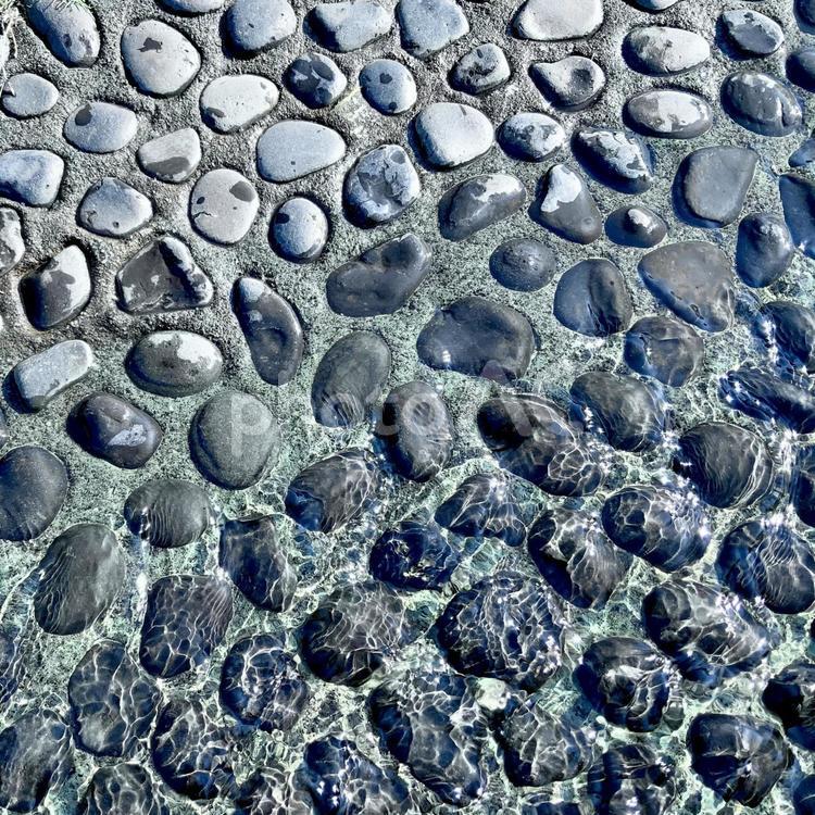 人口の小川　透明感のある小川の水 小川,キラキラ,人口の写真素材