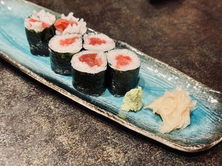 青皿に盛られた新鮮な鉄火巻き寿司 青皿に盛られた新鮮な鉄火巻き寿司 寿司,鉄火巻き,巻き寿司の写真素材