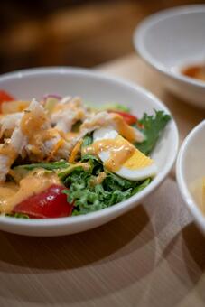 サラダ サラダ,蒸し鶏,ゆで卵の写真素材