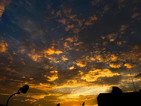 空と夕焼けと。の写真