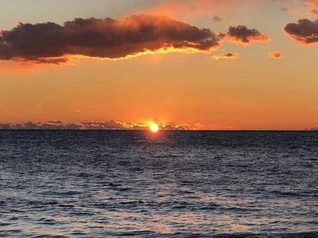 夕日が水平線に沈んでいく瞬間 夕日が水平線に沈んでいく瞬間 夕日,夕焼け,夕暮れの写真素材