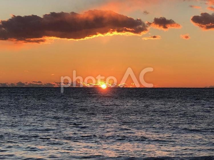 夕日が水平線に沈んでいく瞬間 夕日,夕焼け,夕暮れの写真素材