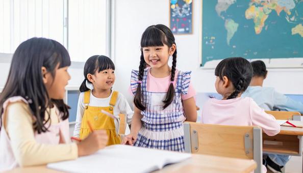 英会話教室で学ぶ子供たちの写真