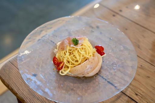 夏にぴったりの桃と生ハムの冷製パスタ 夏にぴったりの桃と生ハムの冷製パスタ 冷製パスタ,桃,生ハムの写真素材