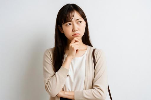白背景で考える女性素材 白背景で考える女性素材の写真
