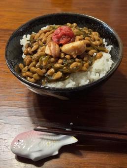 子持ちめかぶ納豆とかつお梅などの茶碗飯 子持ちめかぶ納豆とかつお梅などの茶碗飯の写真