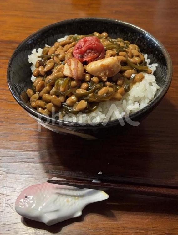 子持ちめかぶ納豆とかつお梅などの茶碗飯 茶碗飯,あきたこまち,ご飯の写真素材