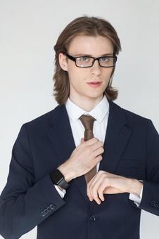 ネクタイを直すスーツの男性 男性,外国人,欧米人の写真素材