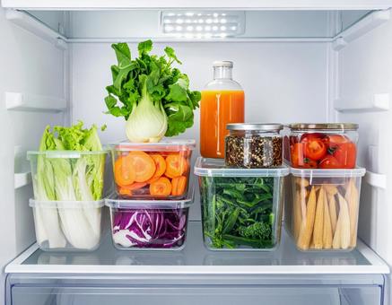 食材をきれいに保存した冷蔵庫の風景の写真