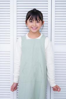 ナチュラルな服装で微笑む女の子のポートレート 女の子,笑顔,にっこりの写真素材