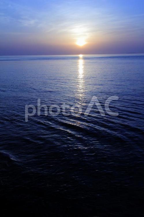 愛媛県伊予市　伊予灘に沈む夕日 夕日,夕やけ,夕焼けの写真素材