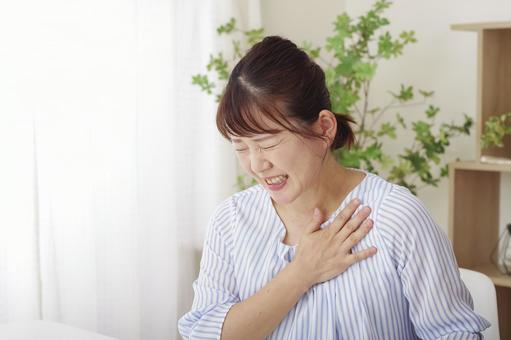 動悸や息苦しさに苦しむ女性 動悸や息苦しさに苦しむ女性 胸痛,心筋梗塞,狭心症の写真素材