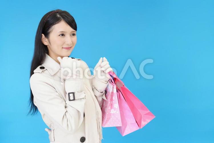 買い物袋を持つ笑顔の女性 女性,女,笑顔の写真素材