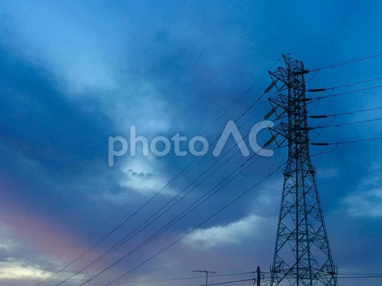 夕暮れと鉄塔 鉄塔,送電線,黄昏の写真素材