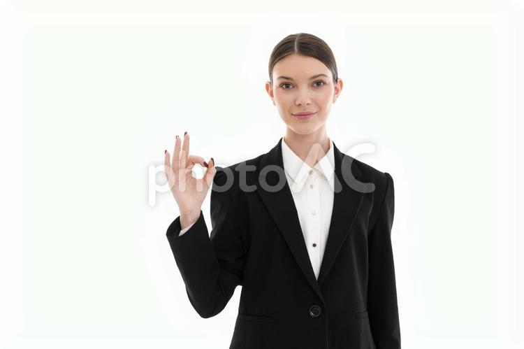 OKポーズをするカメラ目線のスーツ女性 女性,ok,微笑むの写真素材