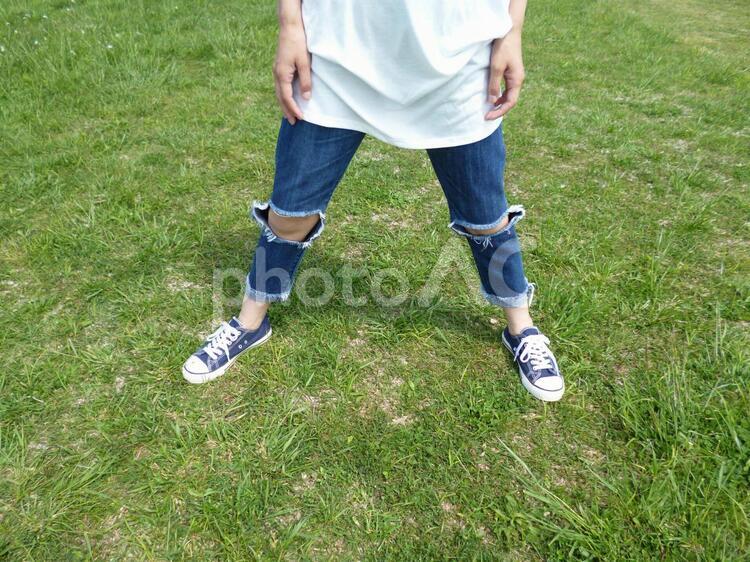 しっかり大地に立って 女性,足,靴の写真素材